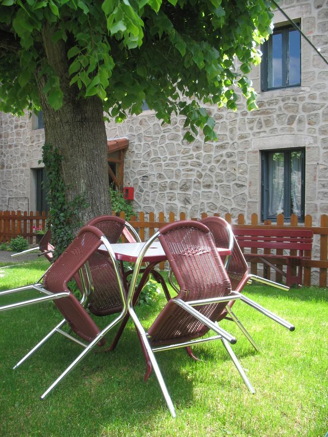 Hotel Restaurant Le Dolmen Saint-Bonnet-le-Château Exterior photo