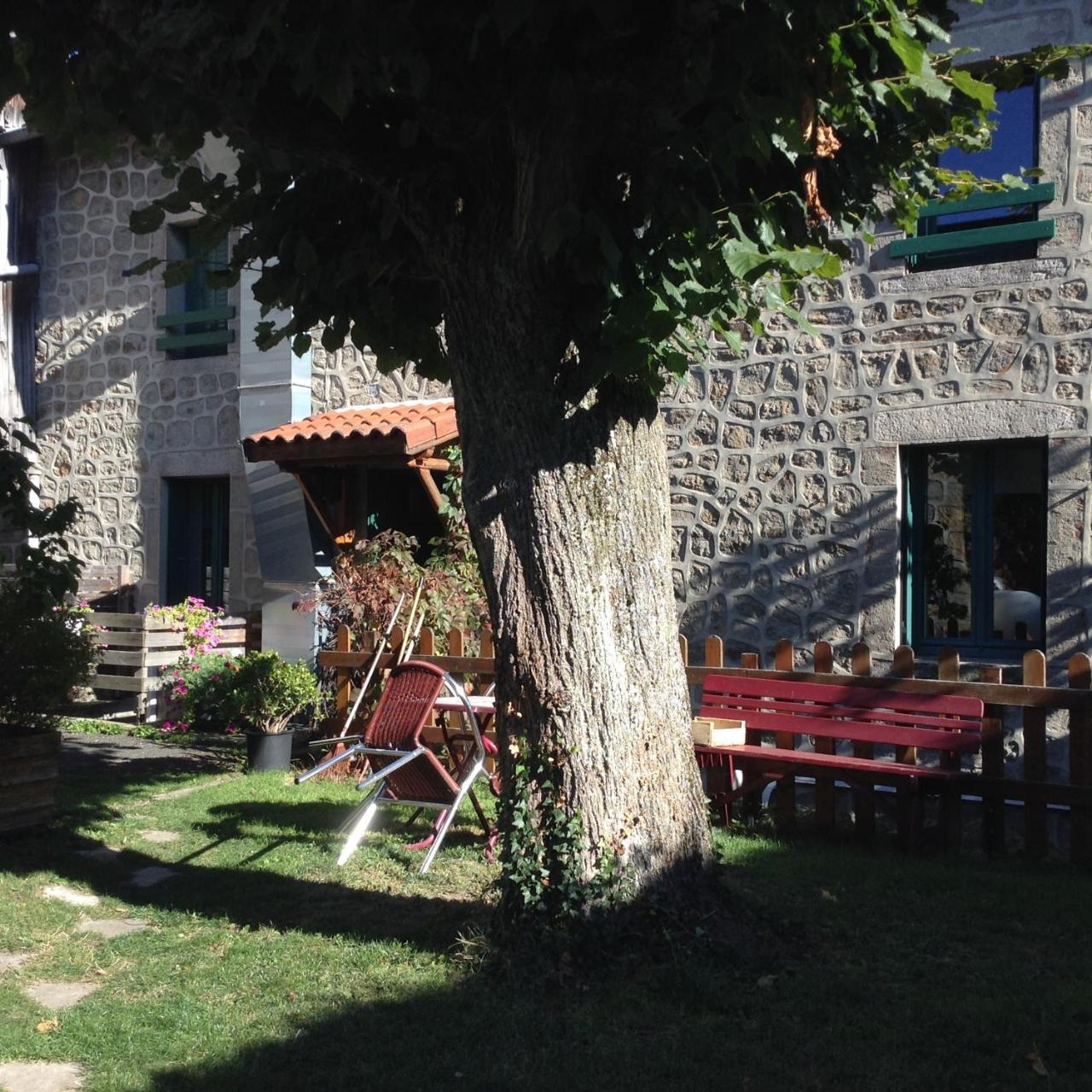 Hotel Restaurant Le Dolmen Saint-Bonnet-le-Château Exterior photo